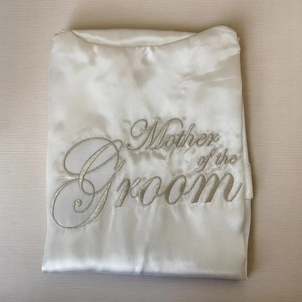 [BANMGBL-PL] Bata de satín bordada "Mother of the Groom" (Blanco, Plateado)