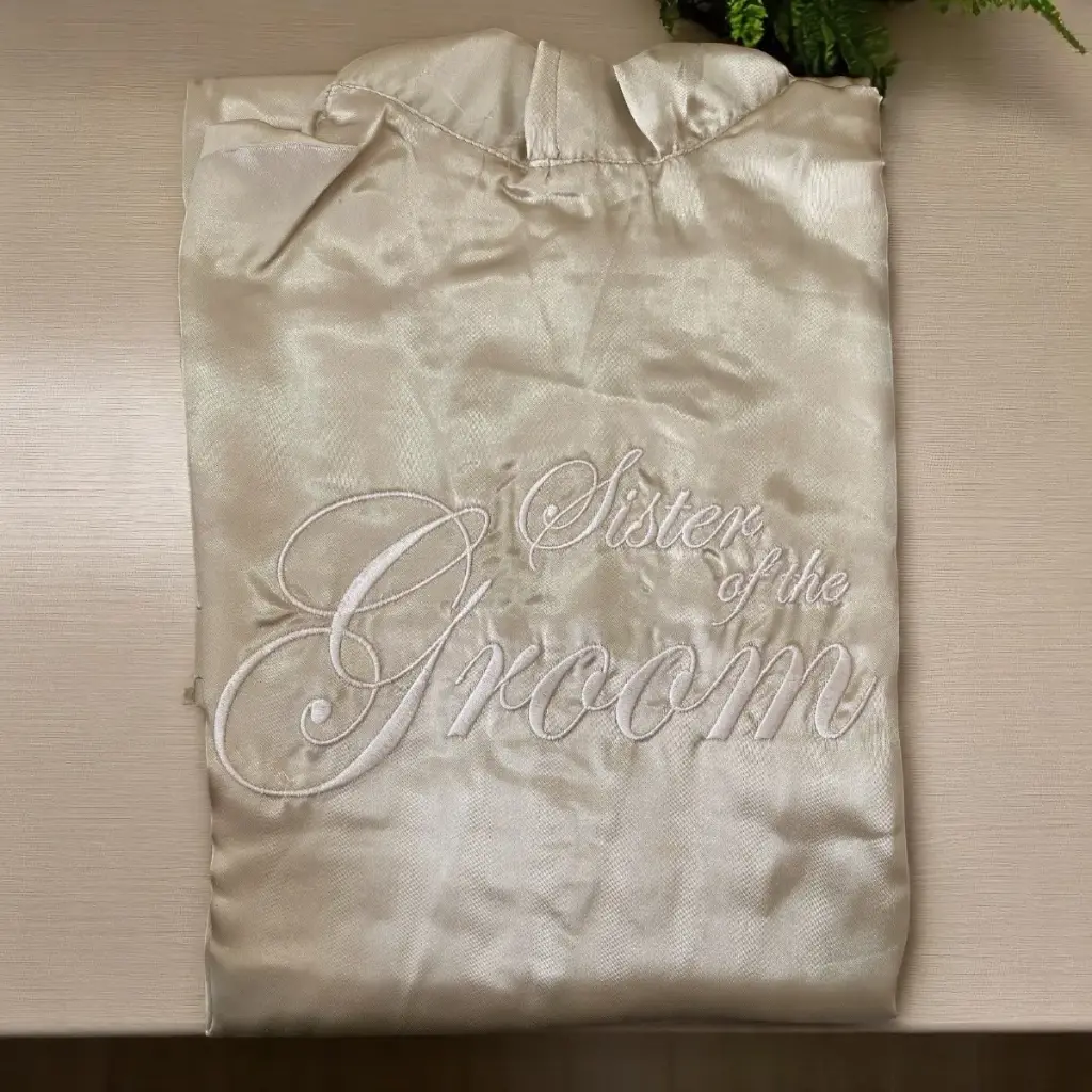 Bata de satín bordada "Sister of the Groom"