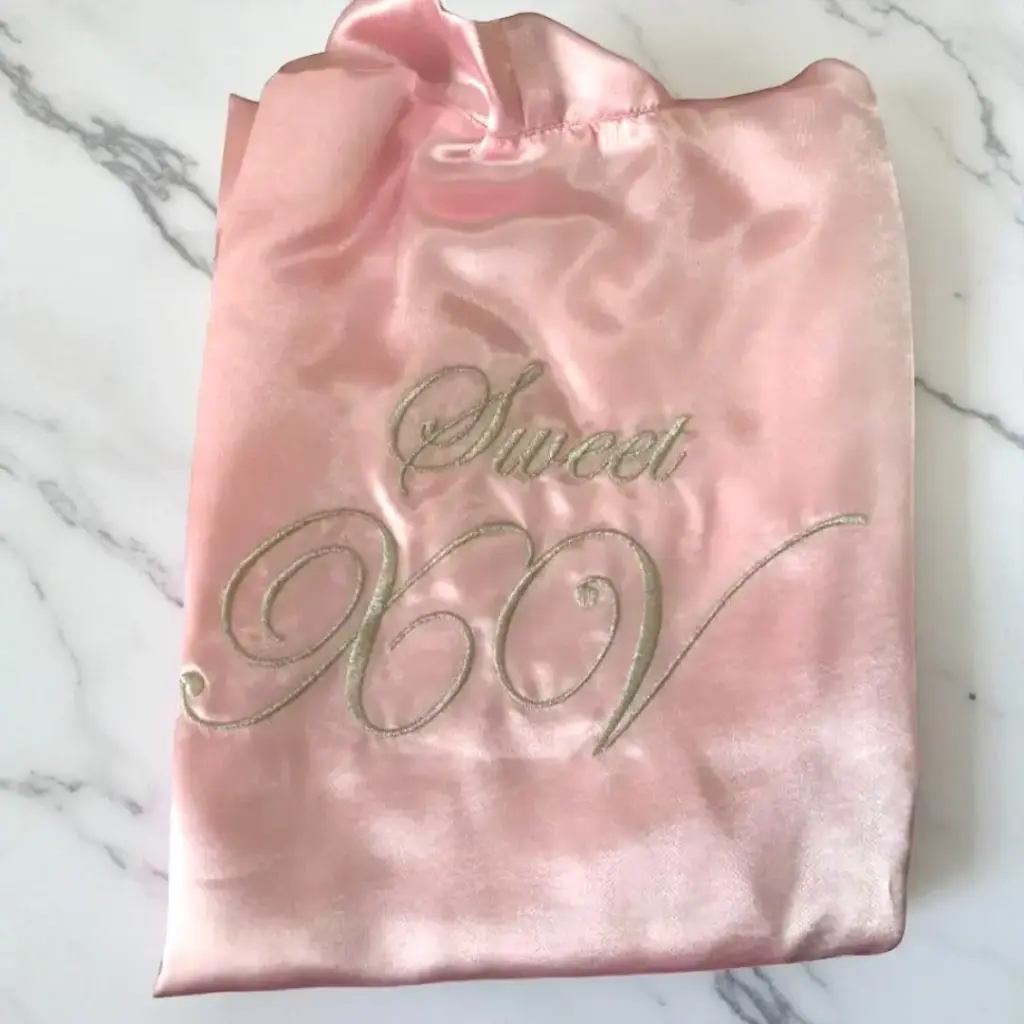 Bata de satín bordada "Sweet XV"