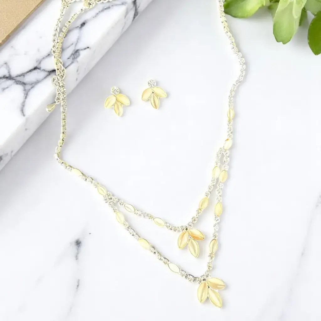 [BISUTERIA-CREMA] Juego de bisutería con adorno en tono ivory