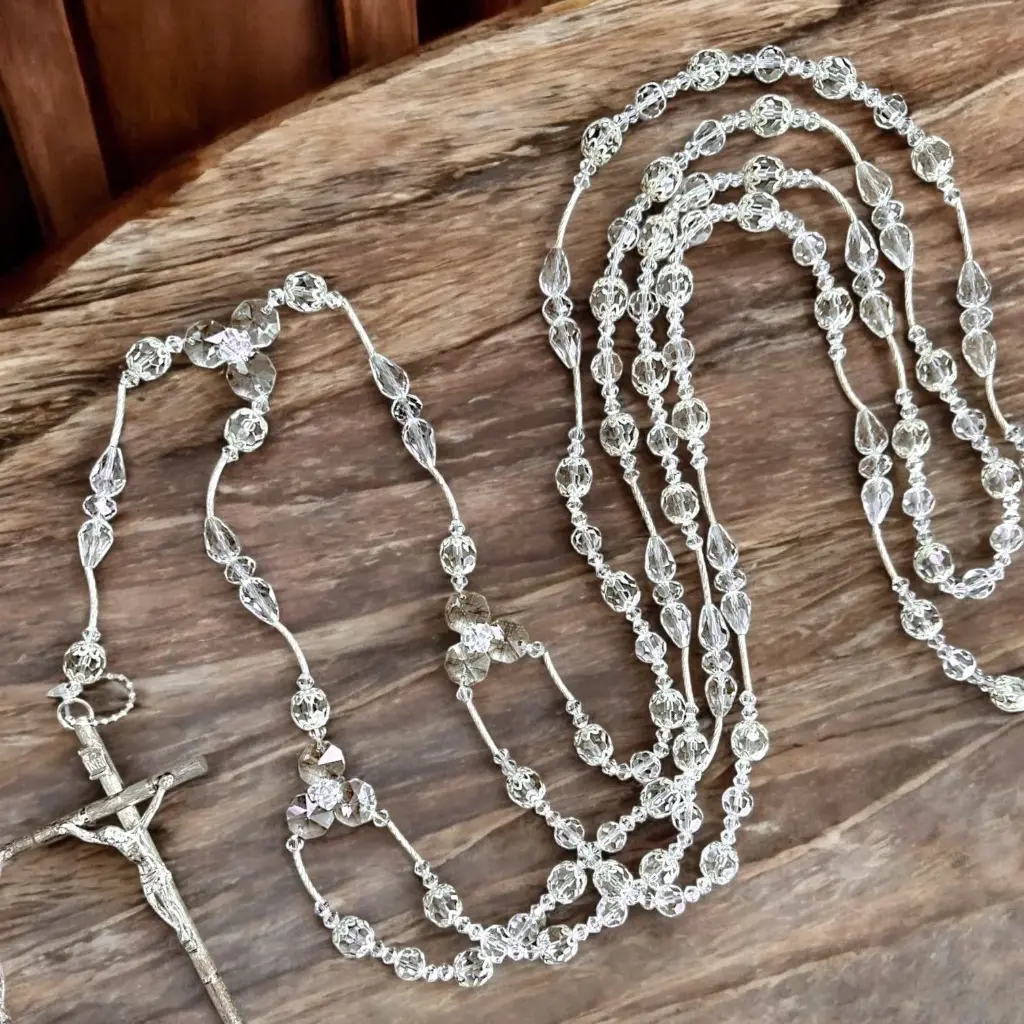 [LZN-CRISTALSENCILLO2] Lazo de cristal sencillo cruz plateada