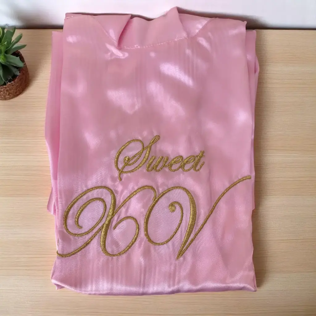 Bata de satín bordada "Sweet XV"