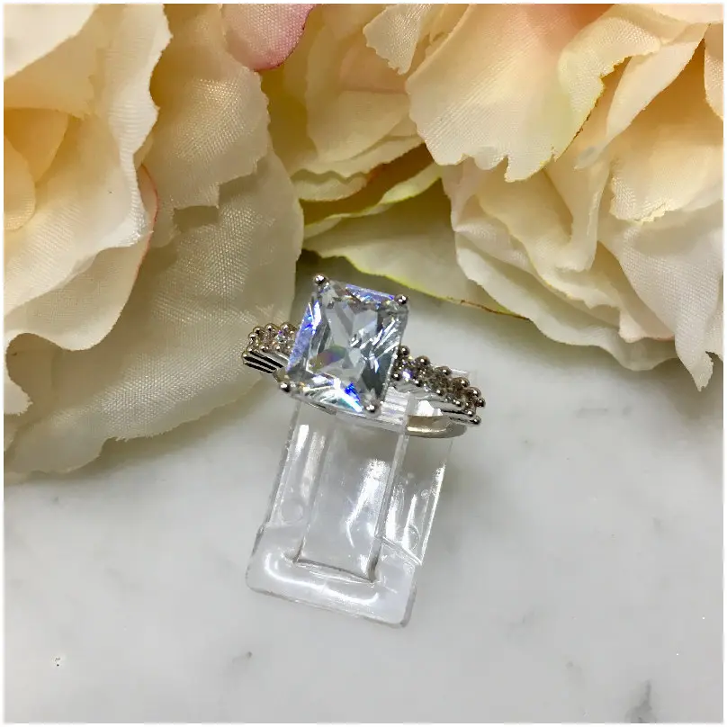 Anillo zirconia corte cuadrado estilo diamante