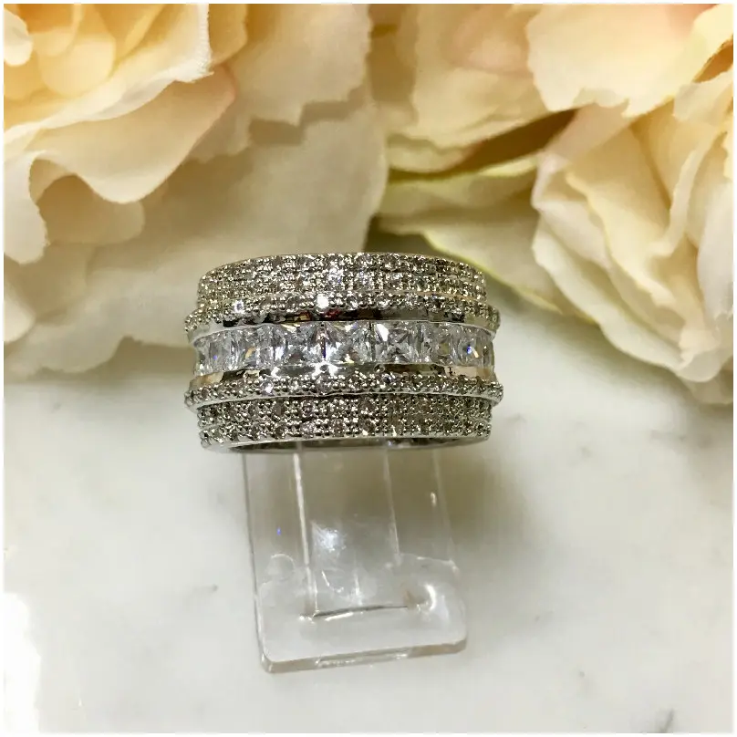[RGZ121-6] Anillo con zirconias alrededor