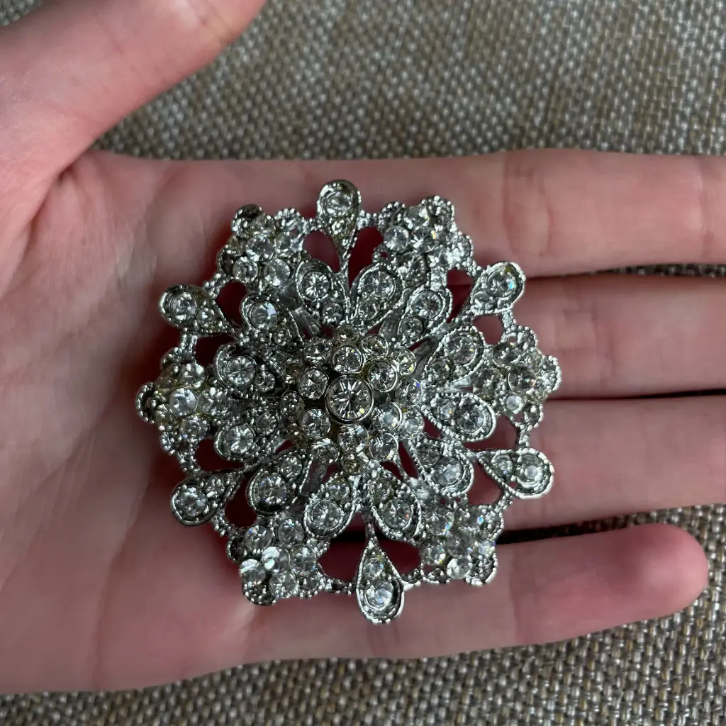 [eaz28-unico] Broche de cristal con forma de estrella