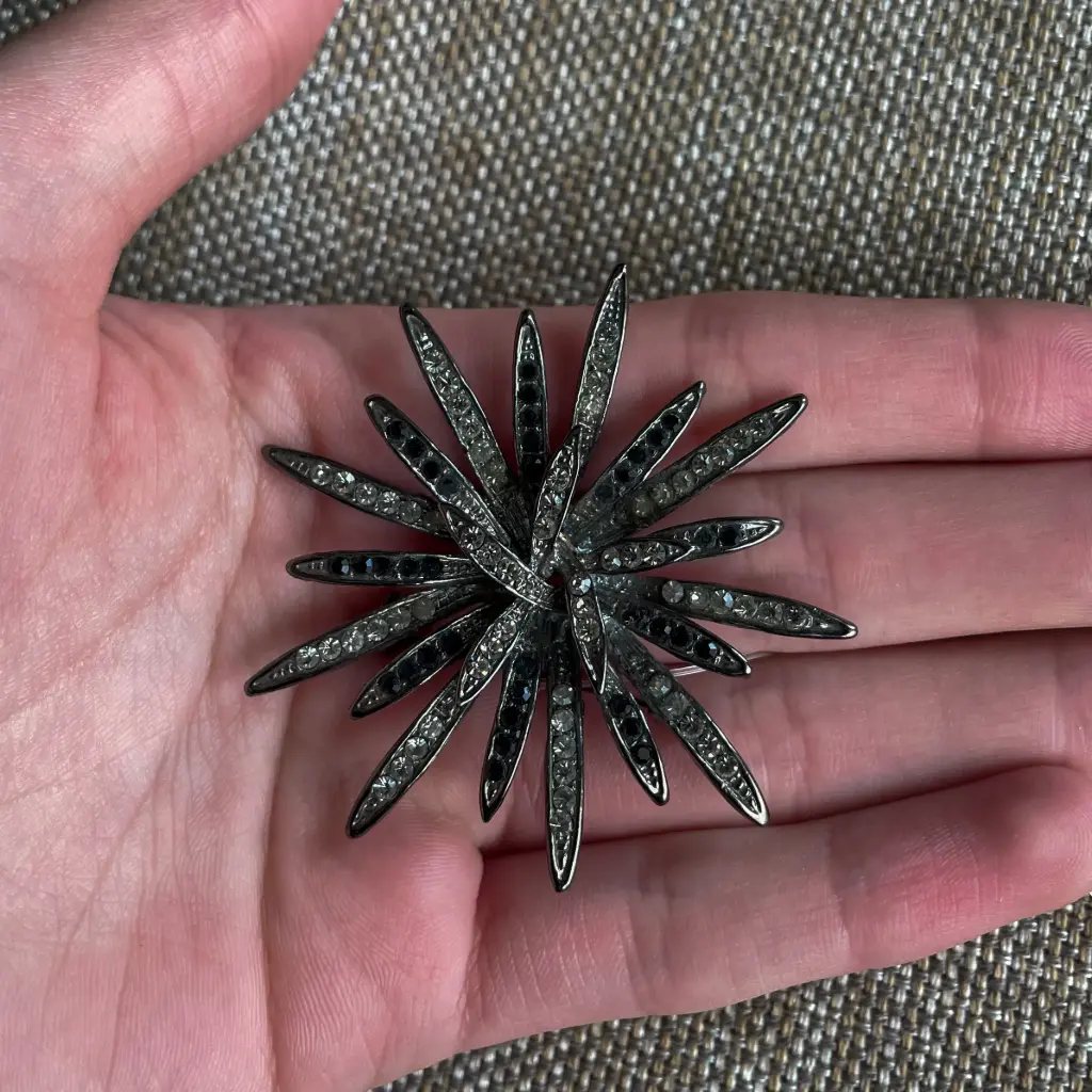 [eaz18-unico] Broche de cristal negro con forma de flor