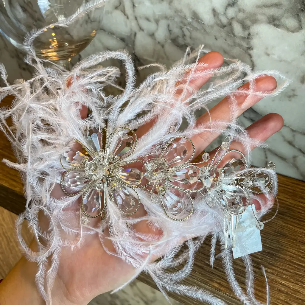 [HCN46-unico] Tocado lateral de cristal con plumas en tono ivory