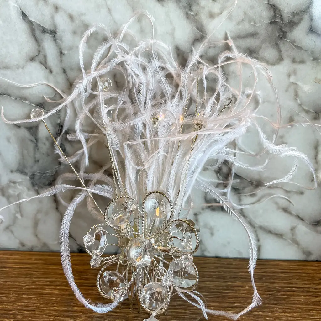[HCN47-unico] Tocado lateral de cristal con plumas en tono ivory