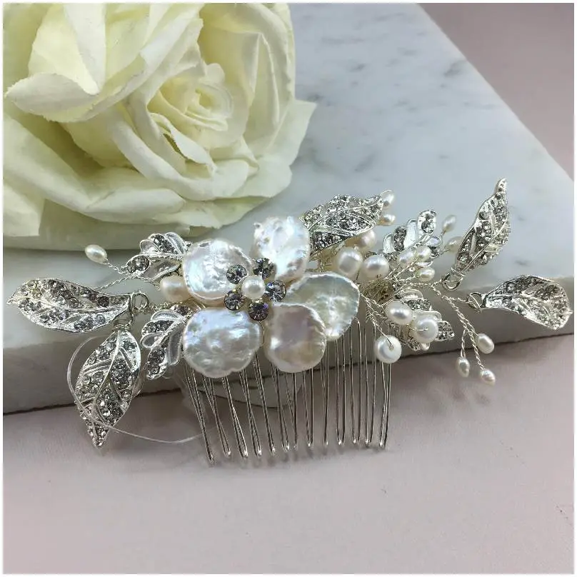 [HCN2172] Peineta con flor de perla rodeada de hojas de cristal