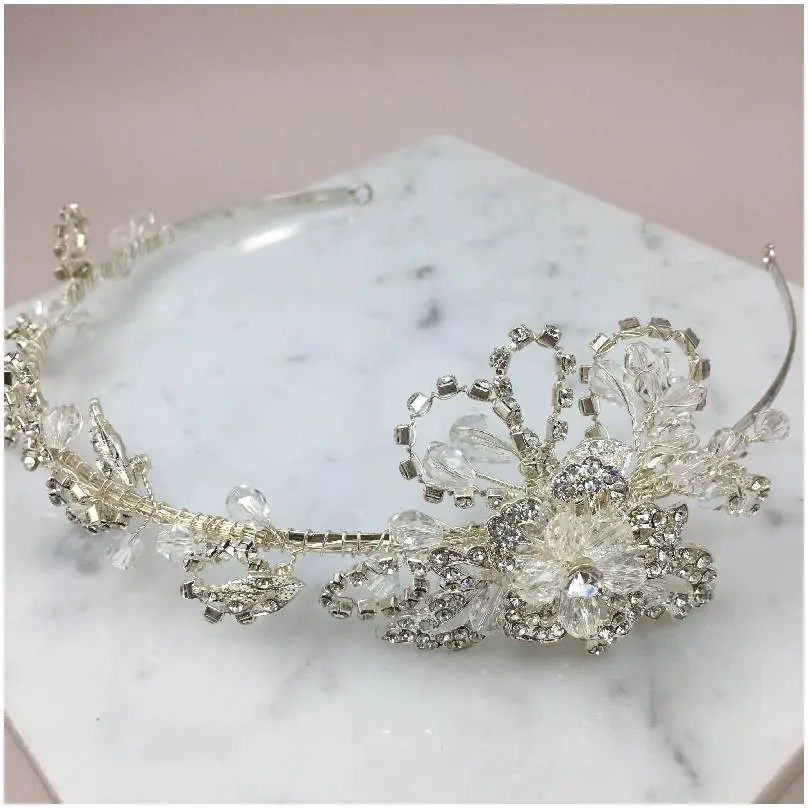 [HBN2028] Diadema con flor lateral decorada en cristal 