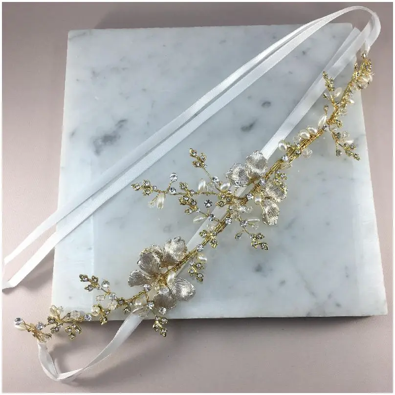Diadema elegante con flores perladas a los lados 