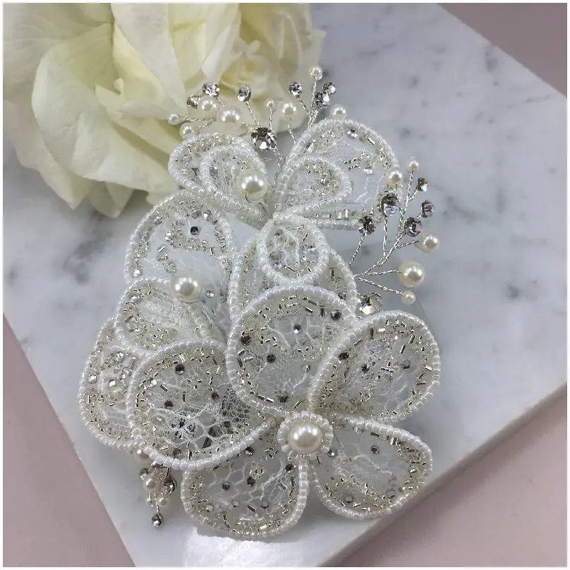 [HCH4034] Peineta con flor formada por perlas y detalles en cada pétalo 