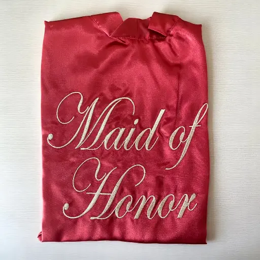 Bata de satín bordada "Maid of Honor"